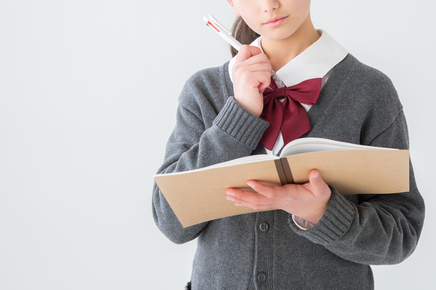 ノートを見る女子学生